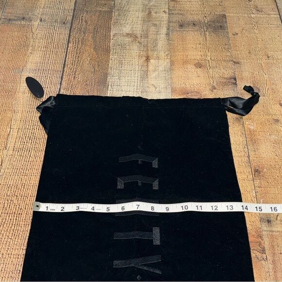 Puma Fenty Velour Dust Bag Medium Size: Black
New unused - Picture 4 of 5